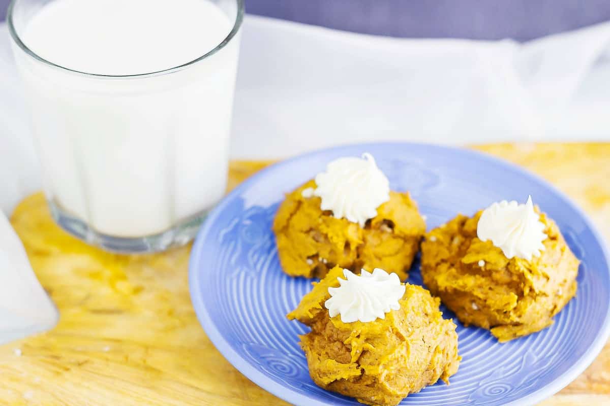 Pumpkin Spice Cookies with Vanilla Bean Frosting is an easy cake mix cookie recipe. Anyone can make this yummy melt in your mouth cookie.