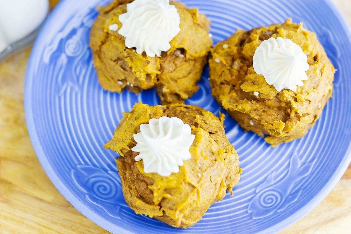 Pumpkin Spice Cookies with Vanilla Bean Frosting is an easy cake mix cookie recipe. Anyone can make this yummy melt in your mouth cookie.