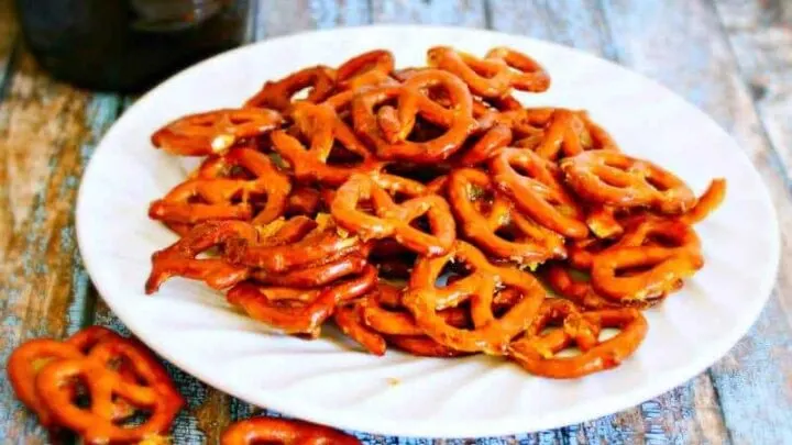 Honey Mustard Pretzels {Easy Football Snacks} Honey Mustard Pretzels