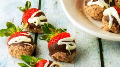 Red Velvet Chocolate Covered Strawberries {and Cream Cheese}