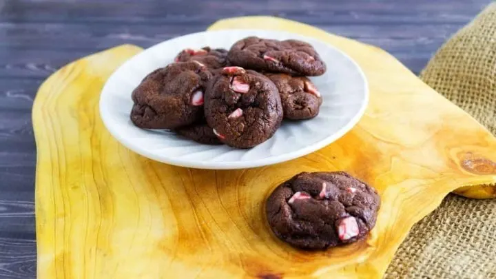 Dark Chocolate Peppermint Crunch Cookies {Easy Cookies} DarkChocolatePeppermintCrunchCookies