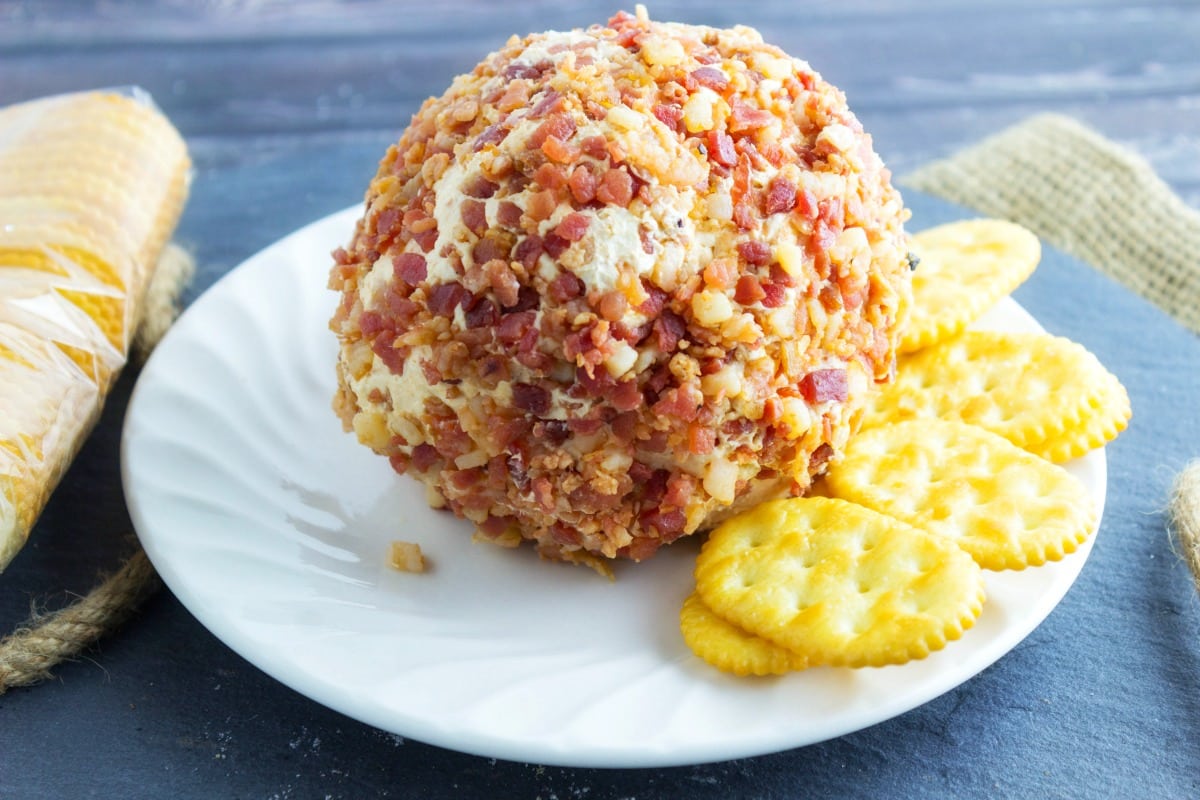 BLT Cheese Ball is a very simple appetizer you can make for any party. It has 3 ingredients and can be whipped up for a last minute holiday invite. It features a dip mix from HaloDips and it is the secret to this yummy cheese ball. 