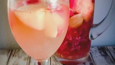 Raspberry Nectarine Sangria {Refreshing Sweet Sangria Recipe} RaspberryNectarineSangria