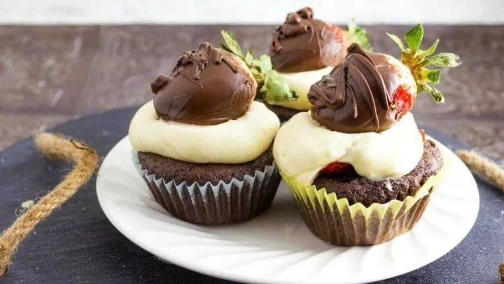 Chocolate Covered Strawberry Cupcakes {Easy Cupcake Recipe} ChocolateCoveredStrawberryCupcakes
