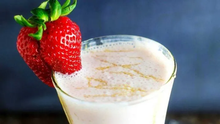 Honey Roasted Strawberry Cheesecake Smoothie {Easy Smoothie Recipe} HoneyRoastedStrawberryCheesecakeSmoothie