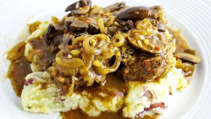 Mushroom and Onion Smothered Cube Steak {Easy Cube Steak Recipe} MushroomandOnionSmotheredCubeSteak