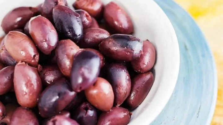 Effortless Marinated Olives {Marinated With Red Wine Vinaigrette} RedWineOlives