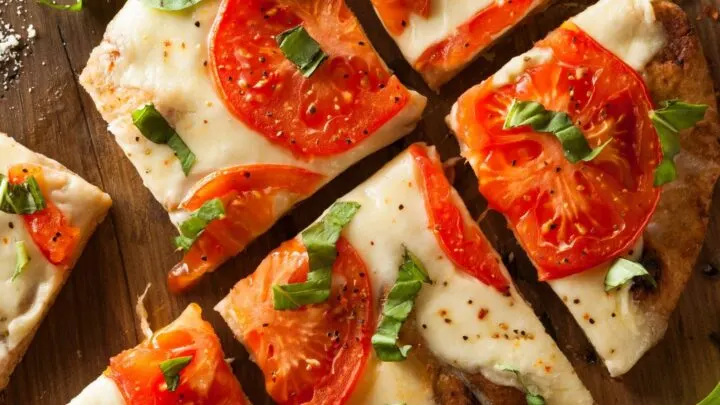 Caprese Garlic Alfredo Flatbread {Easy Alfredo Pizza} Caprese Garlic Alfredo Flat Bread
