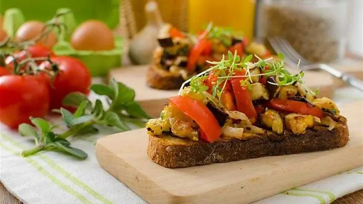 Avocado Bruschetta {Healthy Avocado Twist On Traditional Bruschetta} AvocadoBruschettaSeductionInTheKitchen