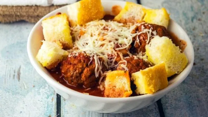 Ravioli and Meatball Soup With Garlic Bread Croutons {A Meal In A Bowl} Ravioli and Meatball Soup With Garlic Bread Croutons
