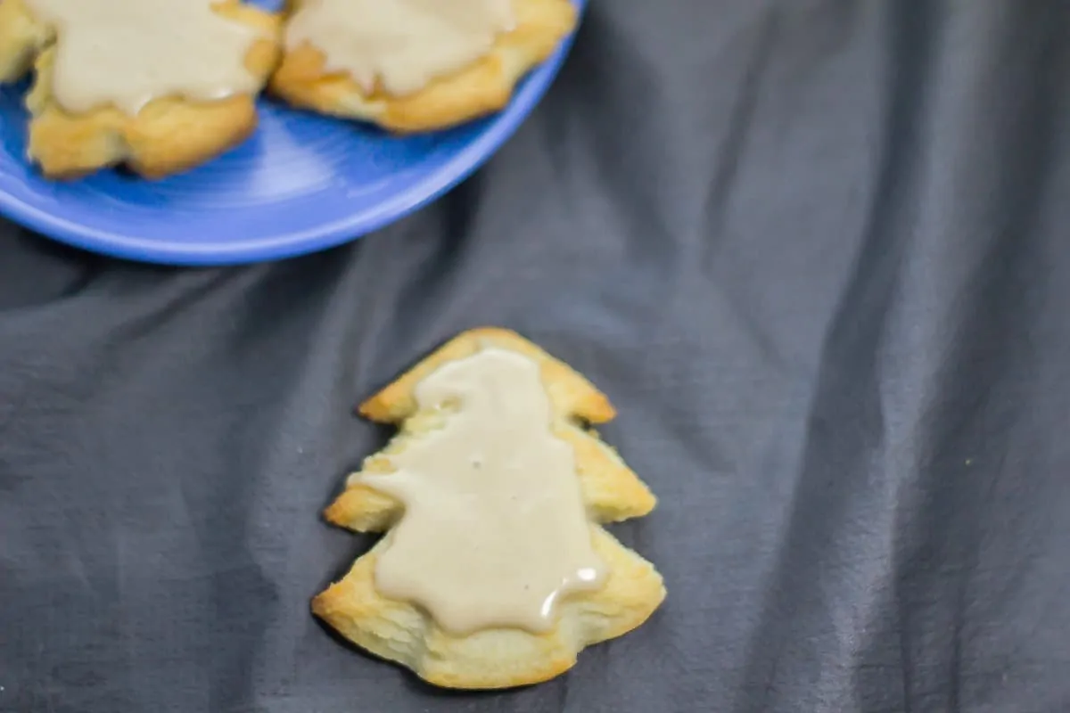 Salted Caramel Kahlua Glazed Sugar Cookies is simply a sugar cookie that is glazed with Salted Caramel Kahlua for that something special. This cookie will be the hit of your cookie exchange.