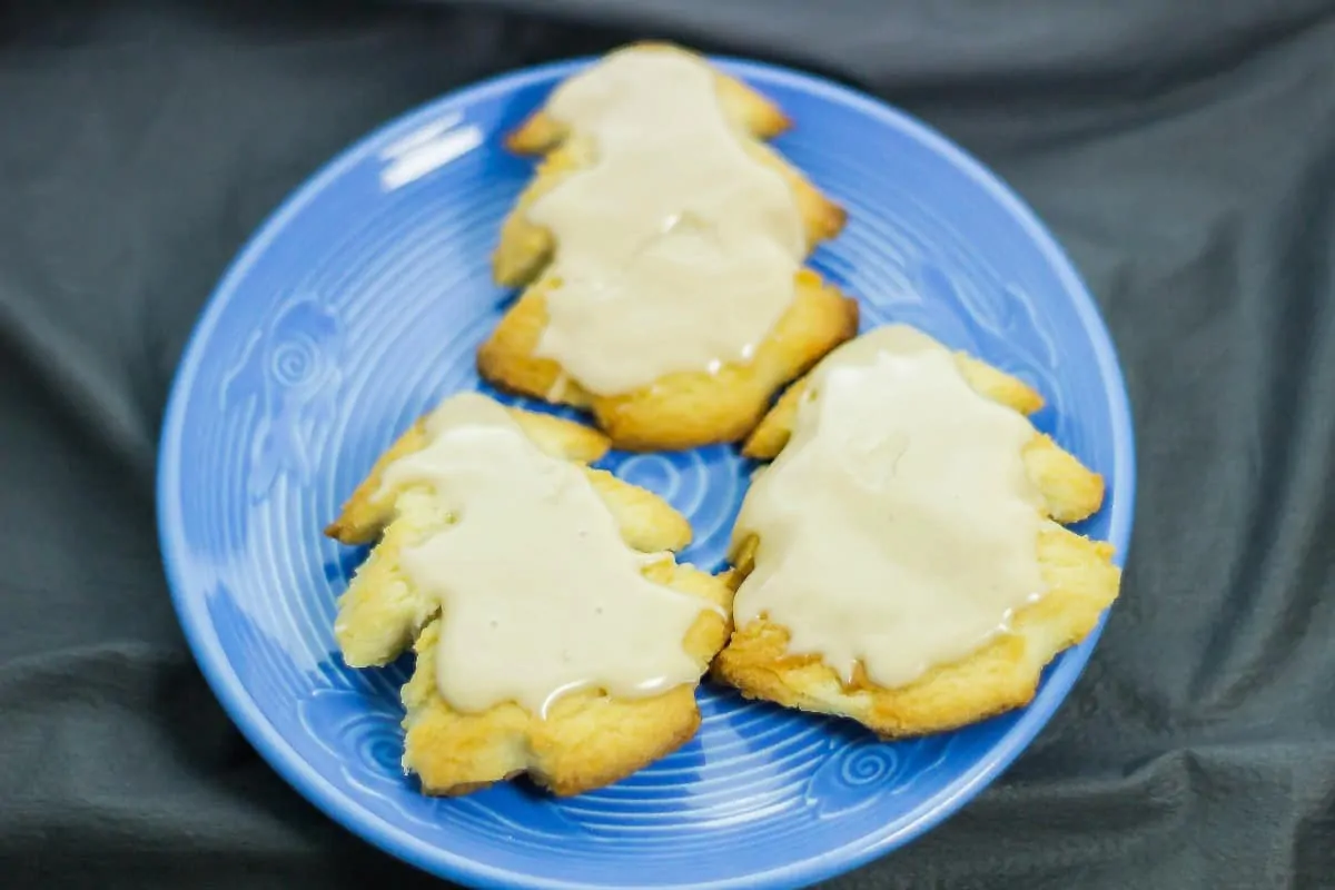 Salted Caramel Kahlua Glazed Sugar Cookies is simply a sugar cookie that is glazed with Salted Caramel Kahlua for that something special. This cookie will be the hit of your cookie exchange.