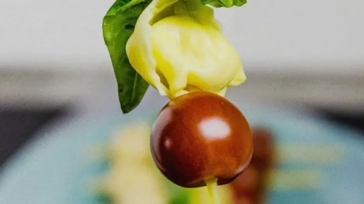 Tortellini Caprese Skewers {Deconstructed Tortellini Salad} CapreseTortelliniSkewerscompressor
