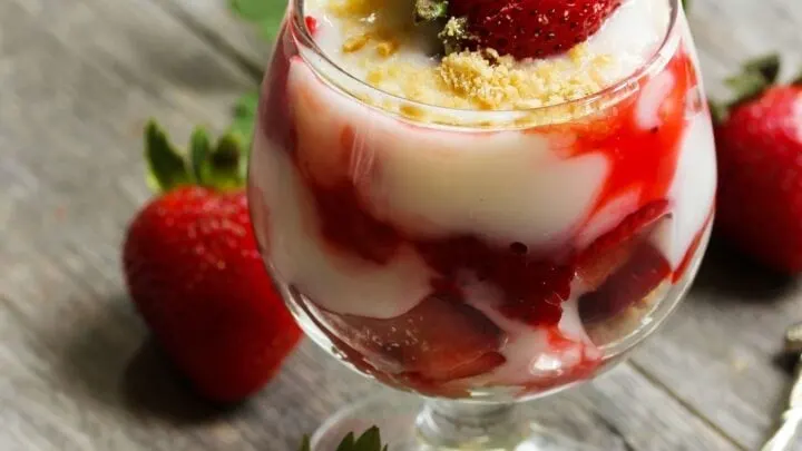 Strawberry Rhubarb Shortcake Parfait {Easy Parfait Dessert} Strawberry Rhubarb Shortcake Parfait Recipe