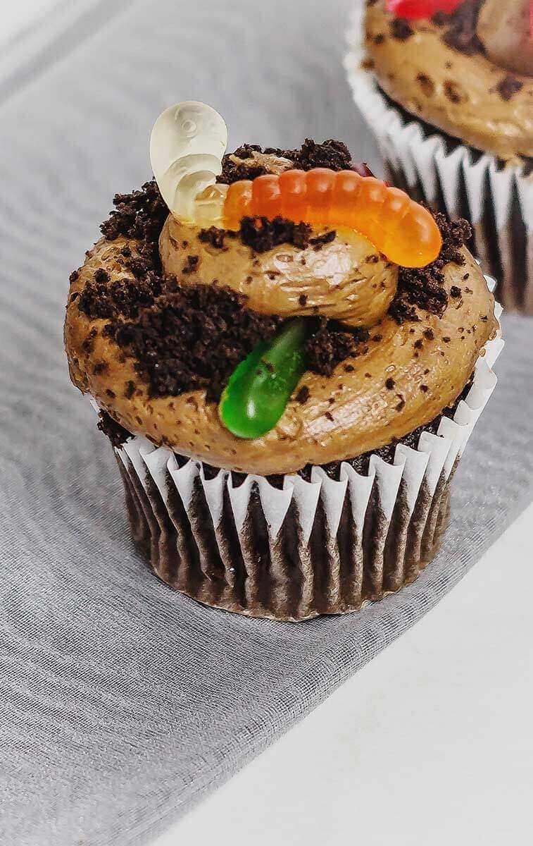? Dirt Cupcakes {Easy Recipe With Gummy Worms And Oreos}