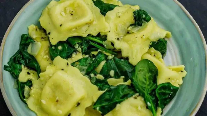 Garlic Butter Ravioli with Spinach {Easy Pasta Dish} GarlicButterRavioliwithSpinach