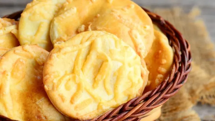 Baked Cheese Crackers {Simple Homemade Crackers} Baked Cheese Crackers hero shot