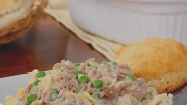 Tuna Noodle Casserole {Easy Casserole Recipe} Tuna Noodle Casserole {Easy Casserole Recipe}